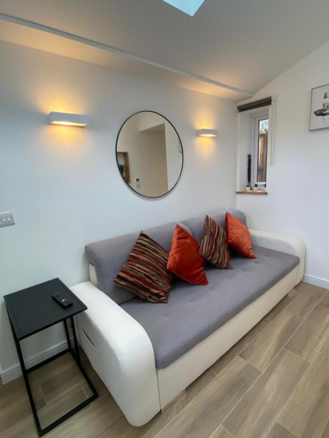 Lovely And Modern Studio Apartment. Borehamwood Exterior foto